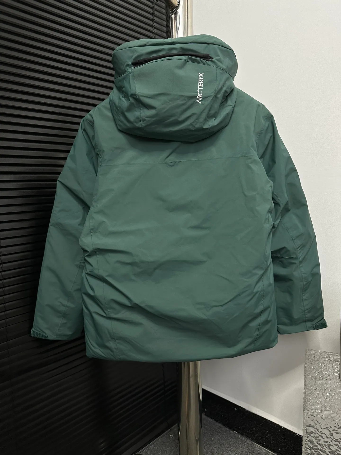 【ARCTERYX】Macai Jacket ‘’ ‘’ MACAI JACKET 。 Macai ， ， ， 。 ， ， Breathable GORE-TEX 、 、 。 Drop Hood M ， Powder Guard 。 100% ( EPTFE ) ， Ykk Premium LOGO Same Style Sizes：S-XXL